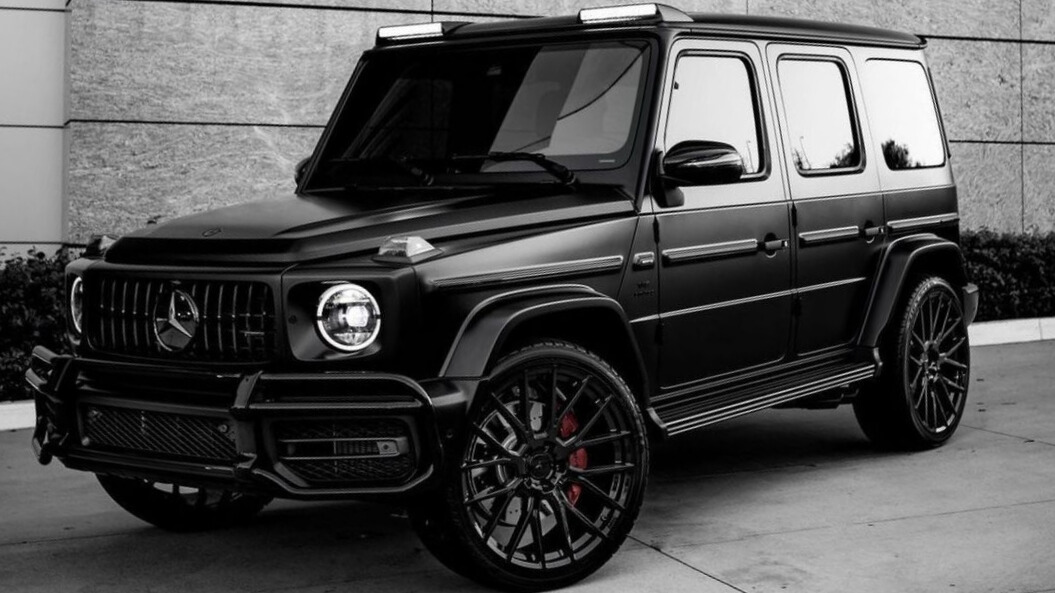 Mercedes G63 AMG 2025 em cor preta com detalhes em ouro